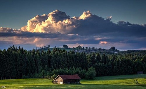 ef85mmf18usm eos60d landschaft landscape bayern bavaria germany natur wolken clouds himmel sky sonnenstrahlen düster wolkenbildung wiesen wälder bäume grün green blue blau