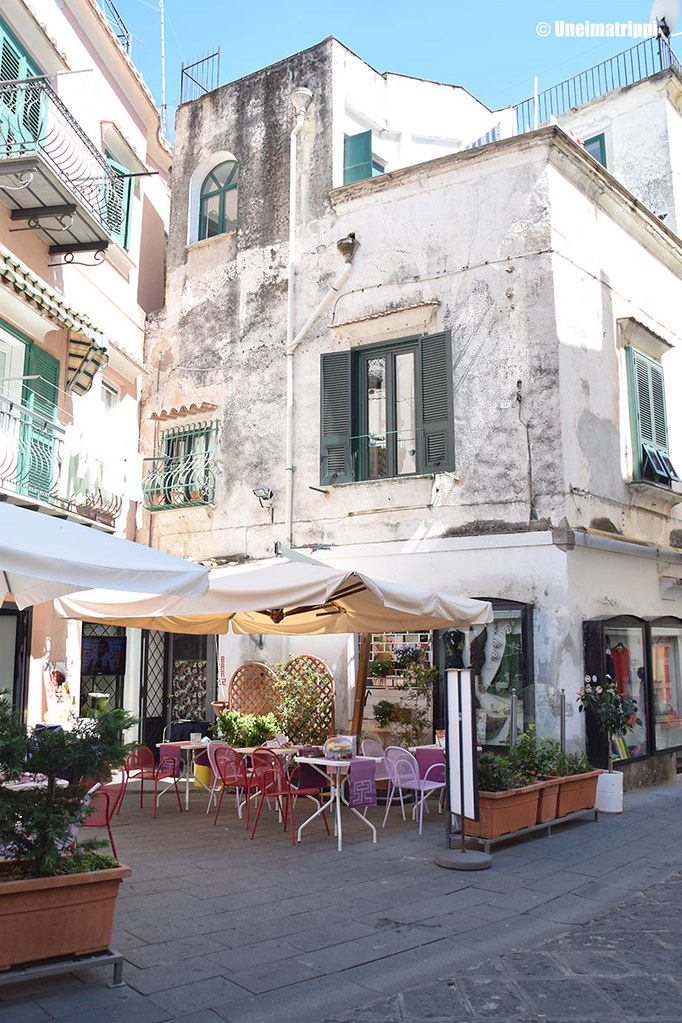Ravintola odottaa asiakkaita Amalfin rannikolla