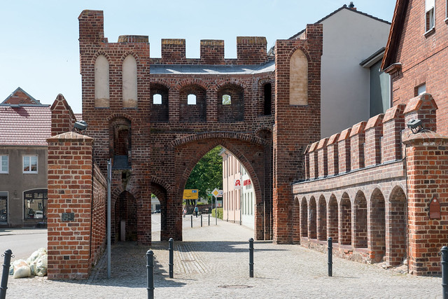Jüterbog: Blick von innen in der äußere Tor des Dammtors und Reste des Zwingers - Interior of the outer gate of the Dammtor (Causeway Gate) with remnants of the barbicane