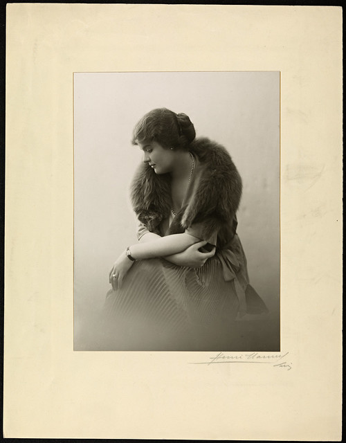 Portrett av den norsk-amerikanske sopranen Grace Holst (1892-1975)