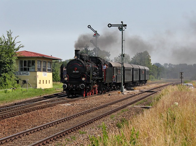 Die 38 1301 mit einem Sonderzug nach Mühldorf am 30.06.2012 bei der Durchfahrt in Tüßling.