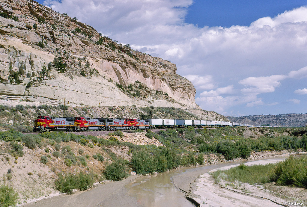 ATSF 568 West at Manuelito, NM | ATSF B40-8W 568 leads the w… | Flickr