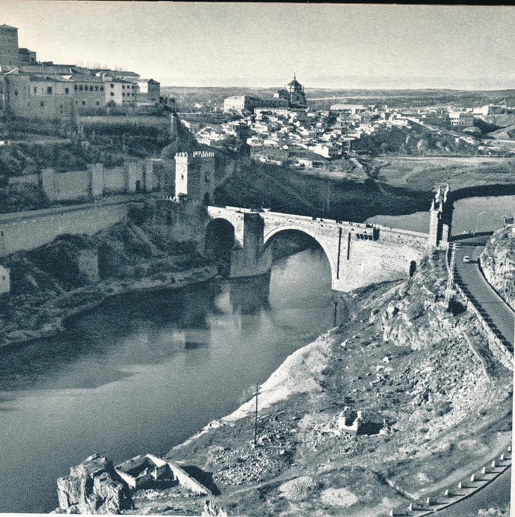 Puente de Alcántara de Toledo hacia 1967 por Marc Flament.