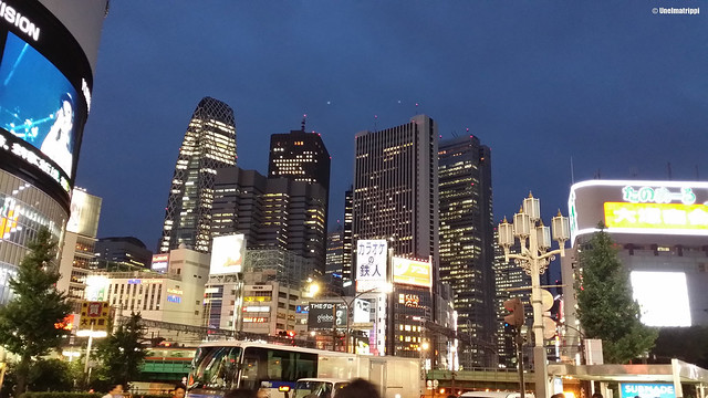 Tokion pilvenpiirtäjiä iltavalaistuksessa