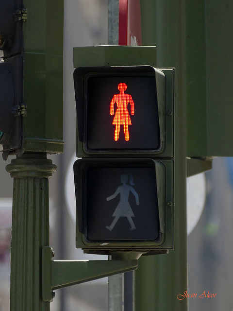 Semáforo igualitario en rojo (Mujer) (Madrid))