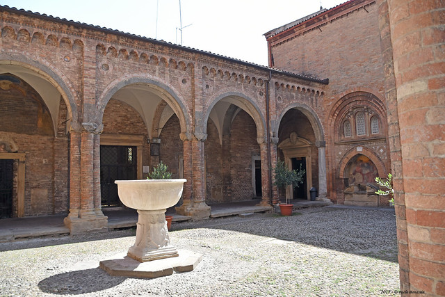 Bologna Basilica di Santo Stefano (Sette Chiese): Cortile di Pilato