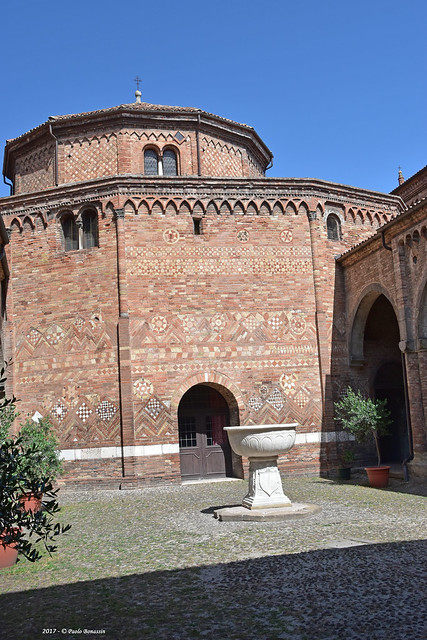 Bologna Basilica di Santo Stefano (Sette Chiese): Cortile di Pilato
