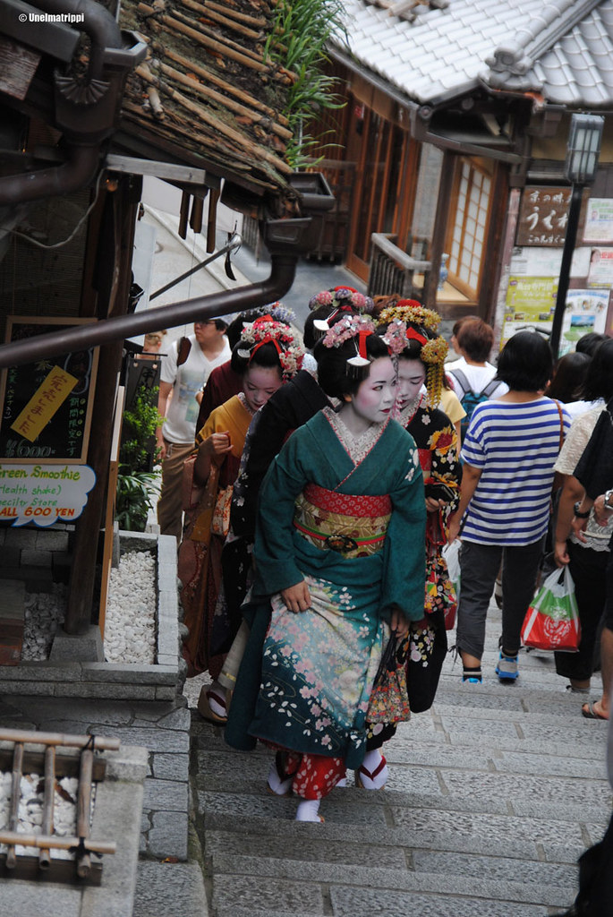 Naisia geishavaatteissa Kioton kadulla