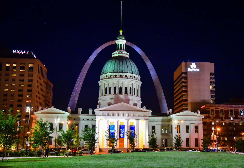 The Old Courthouse with Gateway Arch at Night - St Louis M… | Flickr