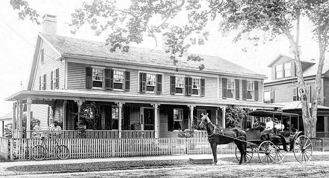 Allis-Bushnell House w porch & horse