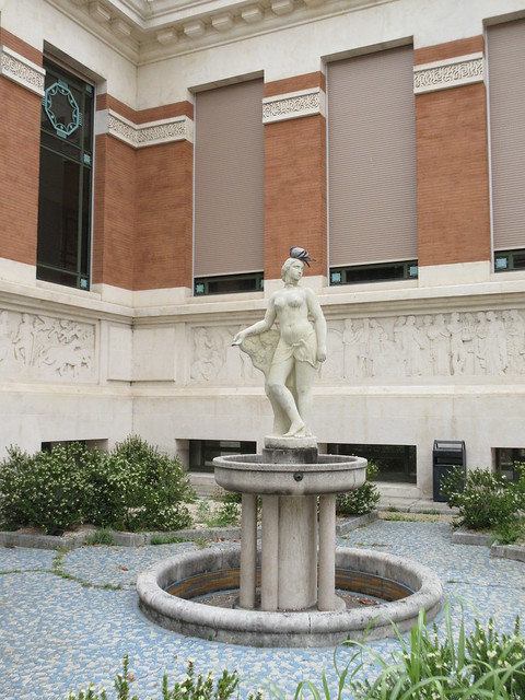 Statue in forecourt, Bibliothèque d'Etude et du Patrimoine, Toulouse, France