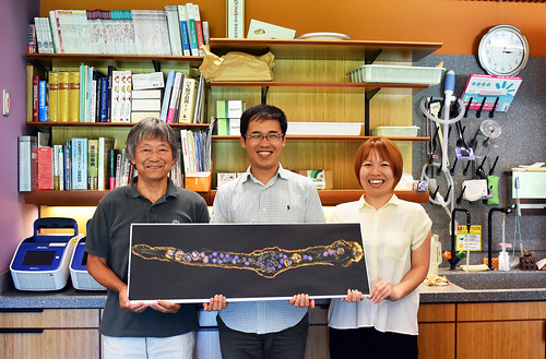 Prof Satoh And Lu And Dr Kanda Holding A Photo Of Dicyemida