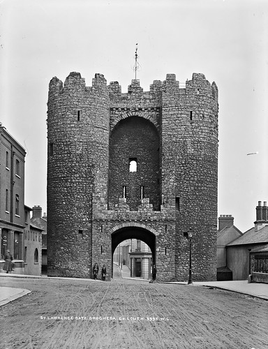 robertfrench williamlawrence lawrencecollection lawrencephotographicstudio glassnegative nationallibraryofireland stlaurencesgate drogheda colouth easterngate townwall fortifications gate saintlaurencegate barbican countylouth lawrencephotographcollection