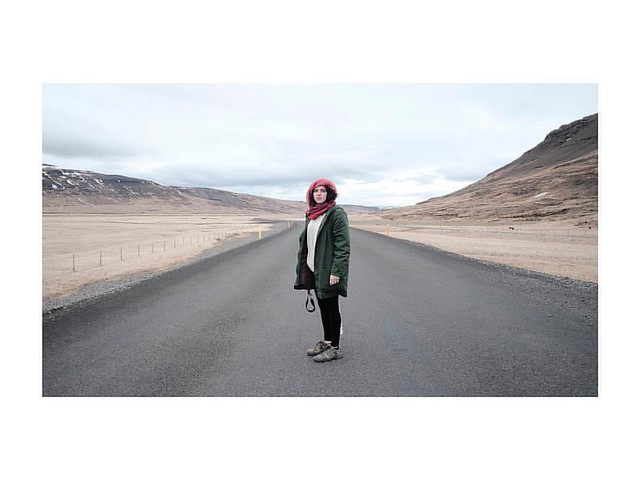 @soyisadora en #Iceland el mes de marzo del año pasado 2016 posando en medio de una carretera solitaria.