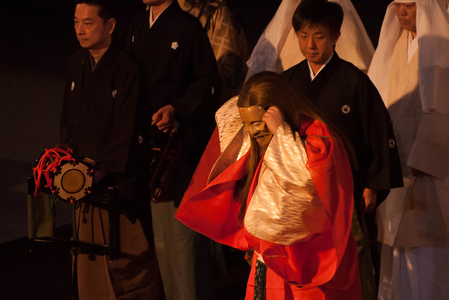 Gensho Umewaka removing his Nō mask