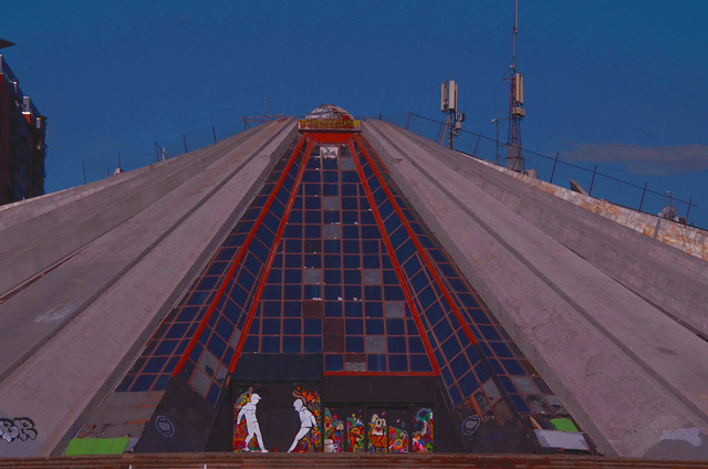 Pirámide de Tirana Frente