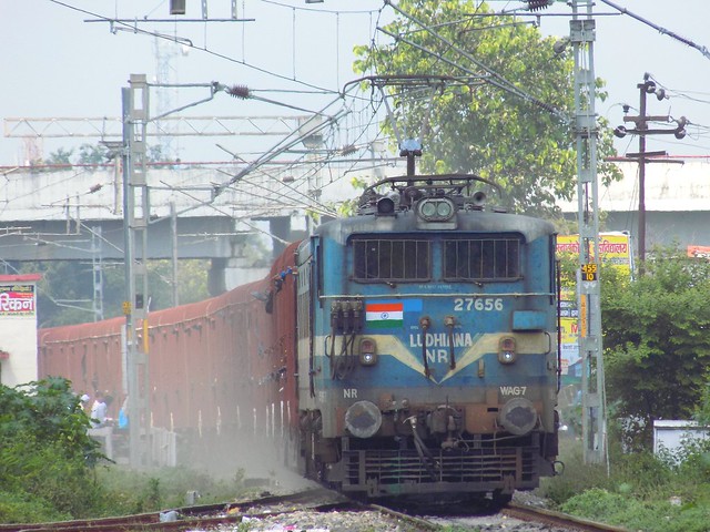 Angry 27656 Freighter Ludhiana ( LDH ) WAG-7 Creates Dust With Goods Train as it Moves out of Deoria Station
