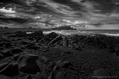moody crescenthead nikon nsw blackandwhite ocean water waves rocks beach sky clouds photographybytaragowen newsouthwales