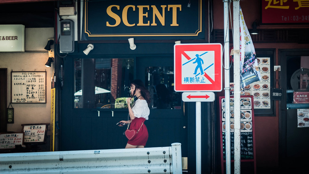 A street walking' woman 2 | I felt she's cool. It's regretta… | Flickr