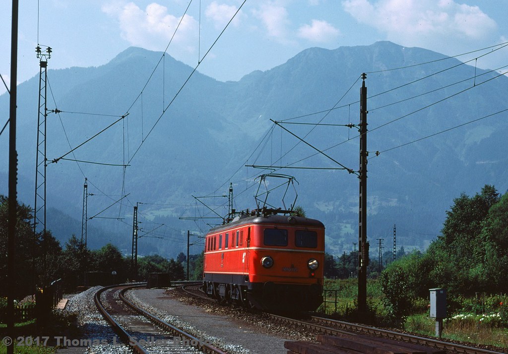 AUSTRIAN FEDERAL RAILWAY 1010.05 ROLLS PAST ON THE WAY TO IT'S NEXT  HELPER ASSIGNMENT - BISCHOFFSHOFEN, AUSTRIA - AUGUST 1978