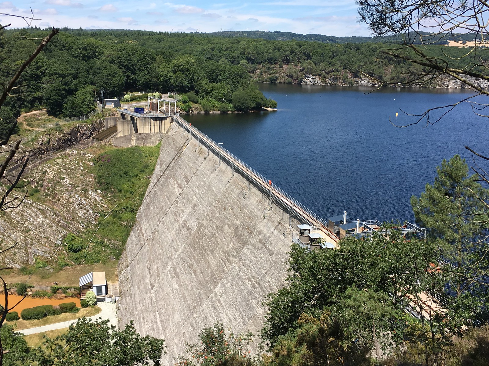 Vue plongeante sur le barrage qui retient fièrement l'eau depuis près d'un siècle