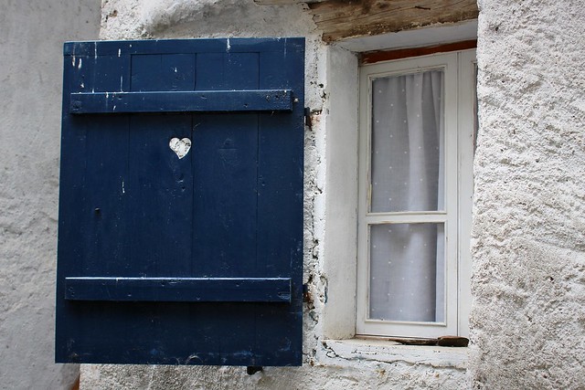 Un cuore ed un tocco di blu per le finestre di Campello Monti (Valstrona)