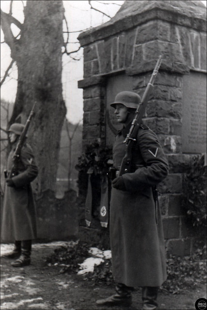 Die Ehrenwache der Wehrmacht am Kriegerdenkmal