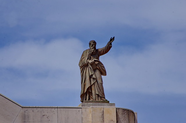 128 - Croatie, Ploče, sur le port, les statues sur l'église Crkva Kraljice Neba i Zemlje