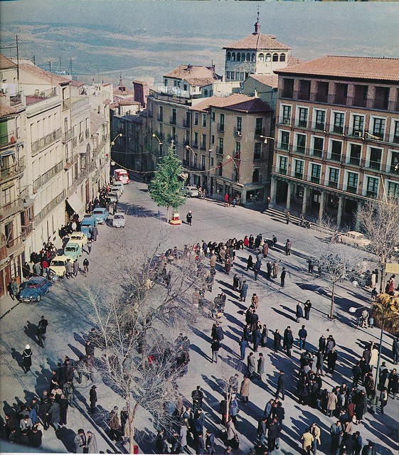 Árbol de Navidad en Zocodover en Toledo hacia 1967 por Marc Flament.