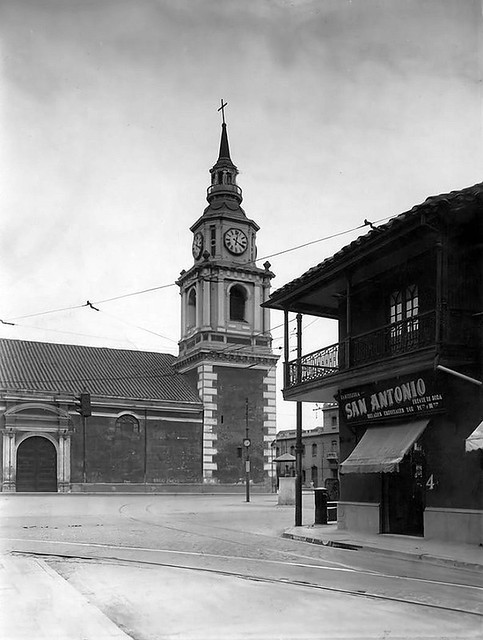 La vieja Iglesia de San Francisco y la pasteleria San Antonio, donde hoy están los Almacenes Paris.
