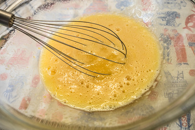Bate los huevos con azúcar y miel