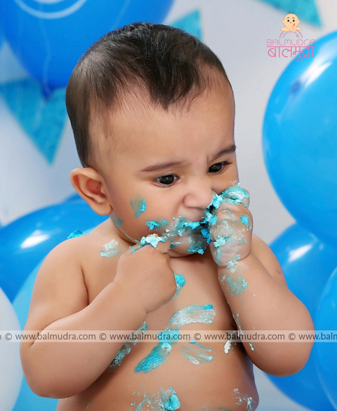 Cake Smash Photo Shoot , Cute Baby boy with white & Blue Ballons & birthday cake , Photo shoot was done in Pune by Shrikrishna Paranjpe Balmudra Studio Pune