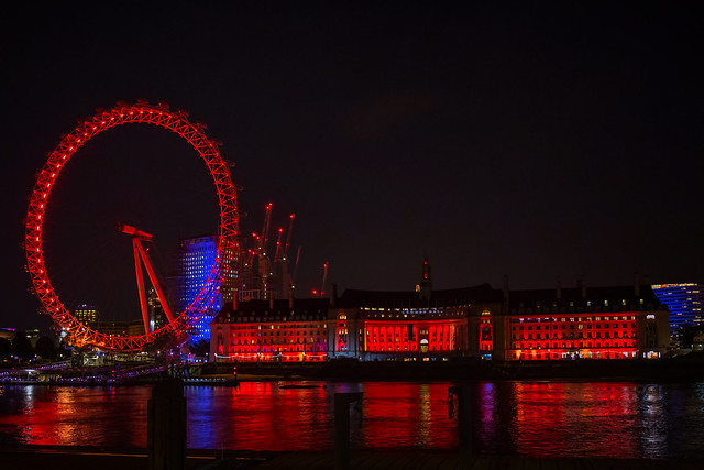 Blick auf The Queen's Walk und London Eye