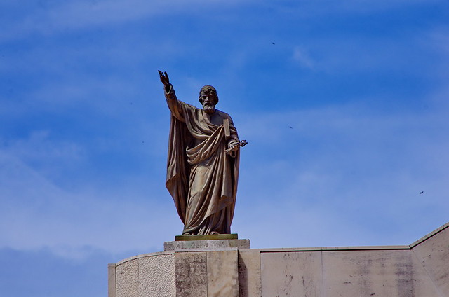 127 - Croatie, Ploče, sur le port, les statues sur l'église Crkva Kraljice Neba i Zemlje