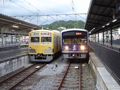 元・西武新101系「イエローパラダイストレイン」（左）と3000系「HAPPY PARTY TRAIN」（右）