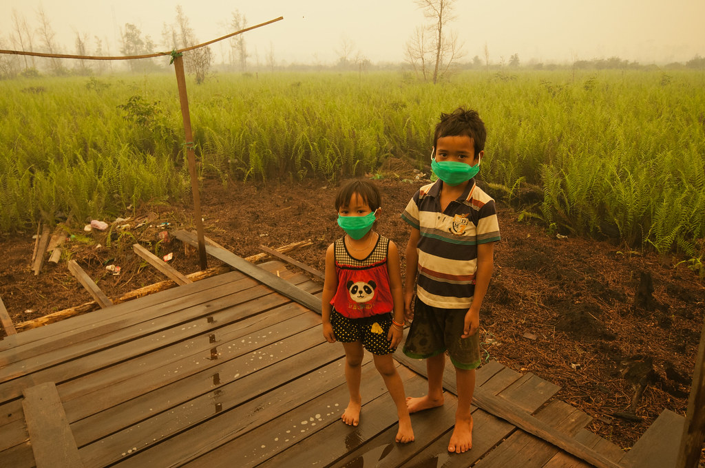 Children are forced to wear masks due to the toxic smoke from peat land fires. Palangka Raya, Central Kalimantan.