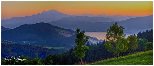 österreich austria upperaustria oberösterreich attersee salzkammergut berge gebirge mountains landschaft landscape outdoors see lake sunset sonnenuntergang abend evening