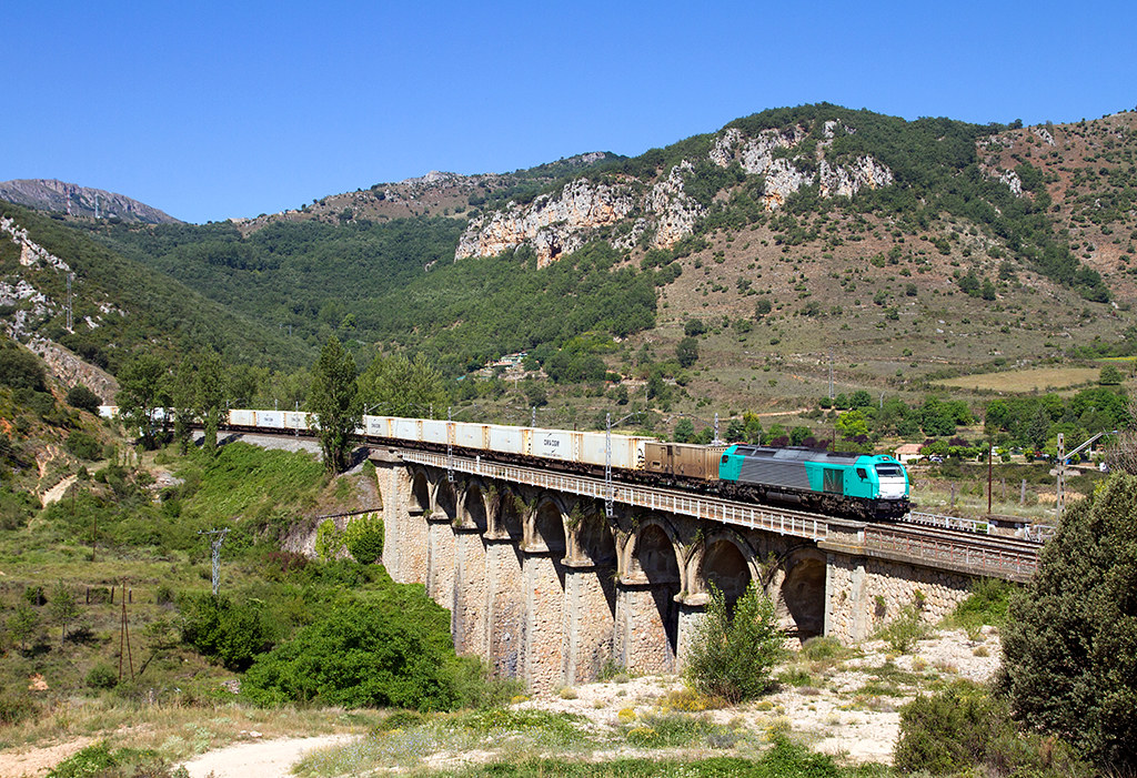 Frutero Murcia-Bilbao Mercancías por el viaducto de Ameyugo a cargo de la 335.026