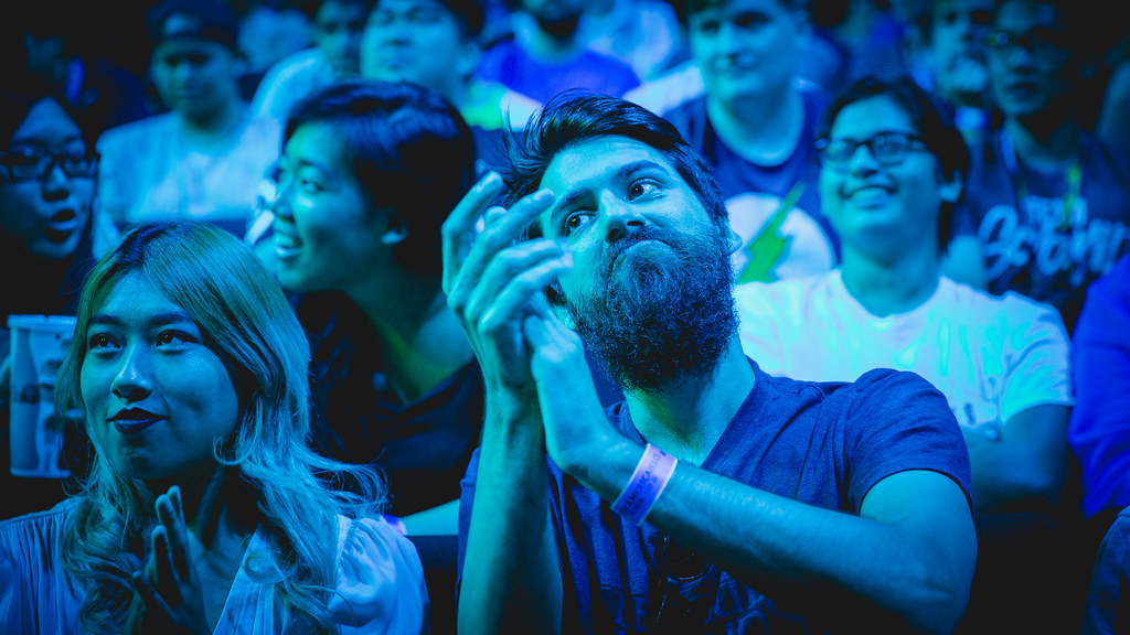 FAN WATCHES IN NA LCS BATTLE ARENA