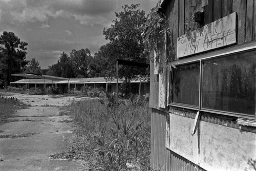 leica leitz leicaflexsl slr 35mmelmarit leicar film analog foma fomapan aristaedu fomapan200 grain bw blackandwhite rodinal standdevelopment coolscan nikon9000scanner salemmotel salem florida abandoned empty deserted vacant derelict closed