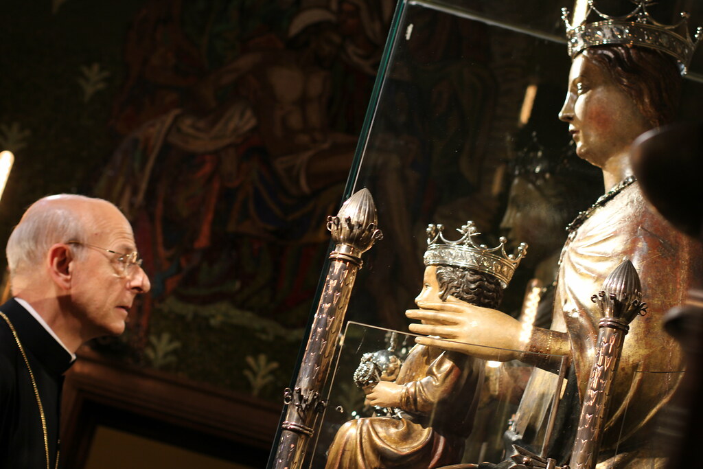 El prelado del Opus Dei visita a la Virgen de la Merced de Barcelona