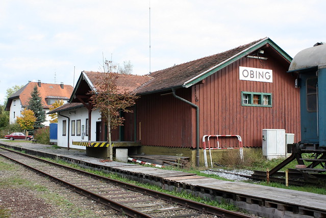 Obing: Bahnhofsgebäude mit Güterschuppen
