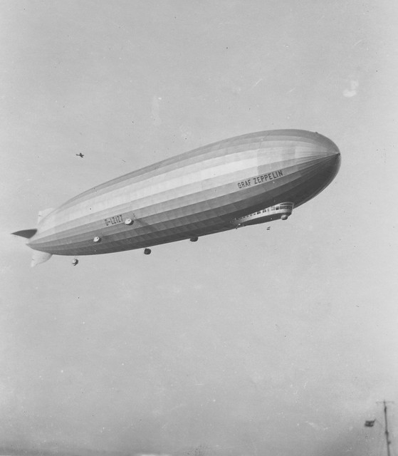 LZ 127 Graf Zeppelin fliegt über Cuxhaven in 1931.