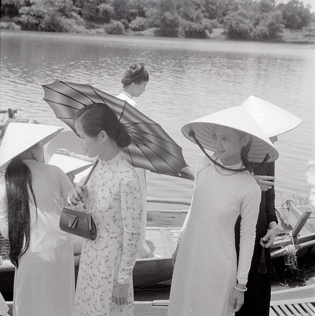 Huế 1942 - Jeunes filles de l'aristocratie en promenade