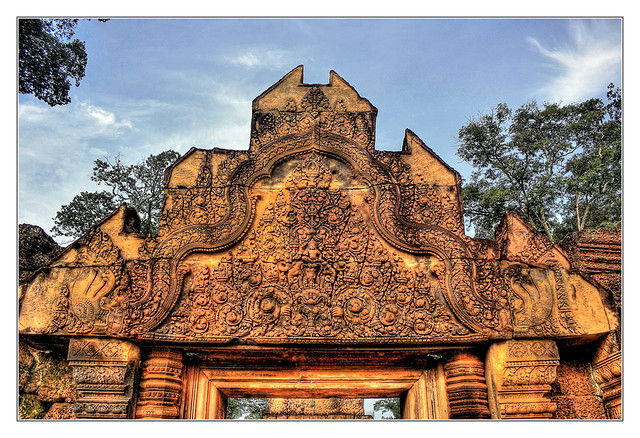 Siem Reap K - Banteay Srei Tempel door lintel 03