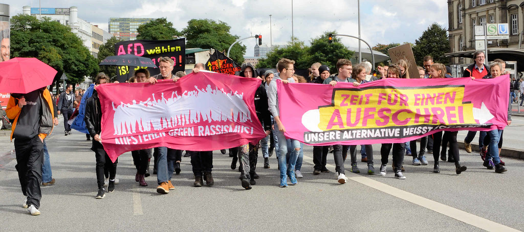 1417 Transparente - Demonstration Zeit für einen Aufschrei in Hamburg; Aufstehen gegen Rassismus