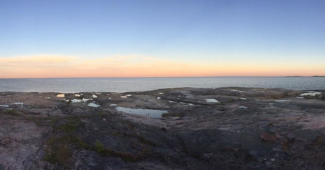 Kvällsmat with a view. #thisisfinland #water_captures #sea #finnishgulf #archipelago #sunset