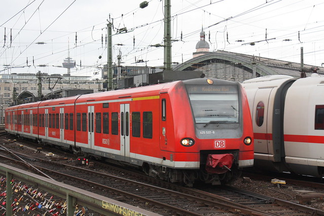 DB: Triebzug 425 537-8 verlässt als RE 8 nach Koblenz Hbf den Bahnhof Köln Hbf