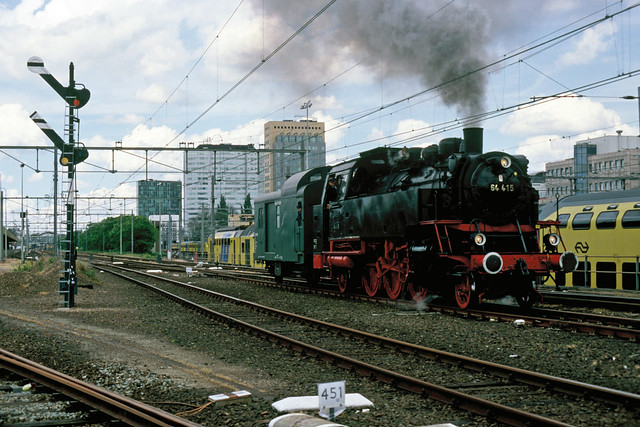 VSM 64 415 vertrekt uit Utrecht GE, 2001.