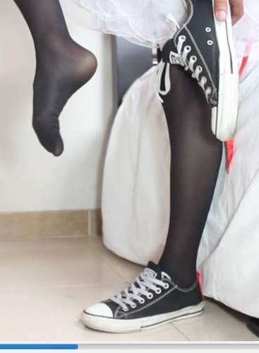 Black converse and tights | Jackie Virviescas | Flickr